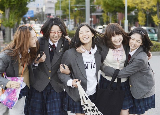 八方美人、根暗、勘違い女子、ガリ勉、ヤンキーとそれぞれタイプの違うジミーズが、ダンス部を作って夢を目指す