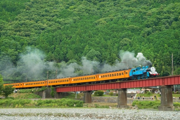 【写真を見る】トーマスはすっかり大井川鐵道の名物に