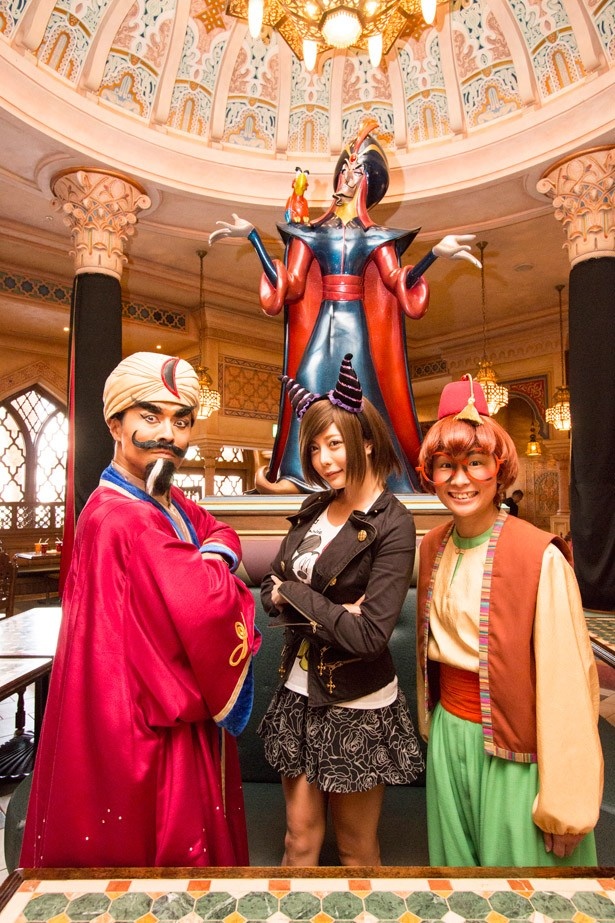 東京ディズニーシーのカレー店に人気マジシャンが集結 ウォーカープラス