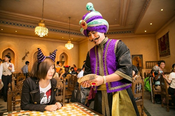 【写真を見る】黒魔術師のアーマーチャン・ゴールデン・クロイツ、通称クロちゃんがカードマジックを披露！