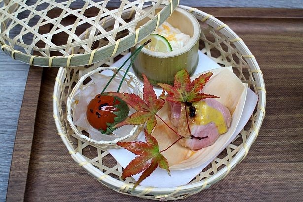 【写真を見る】「卵黄『知多』醤油漬け」「鴨ロース 有馬煮からし蜂蜜」「生湯葉のミモレット和え」が付いた「知多 風香るハイボールと酒肴3品セット」(1000円)