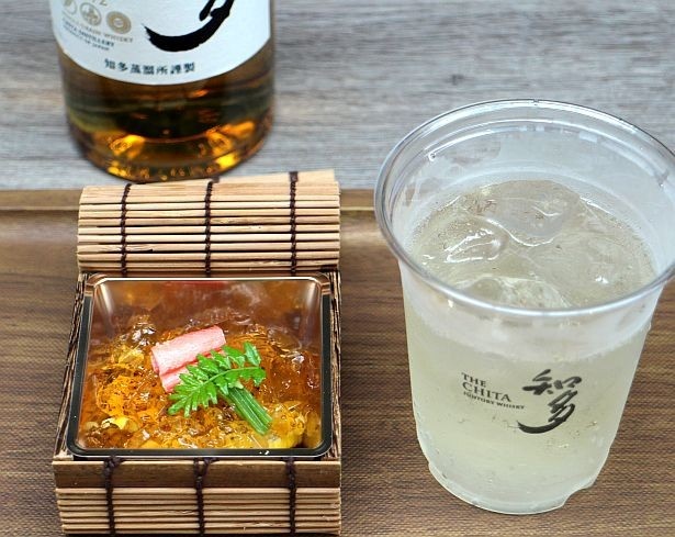 「焼きとうもろこしの出汁ジュレかけ 蟹身添え」をセットにした「知多 風香るハイボールと酒肴1品セット」(700円)