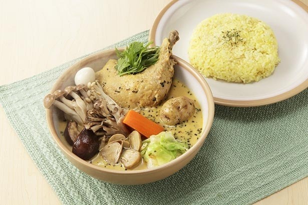 地元で人気の、スープカリーKINGが出店。「チキンときのこ三昧カリー」(1350円)が味わえる