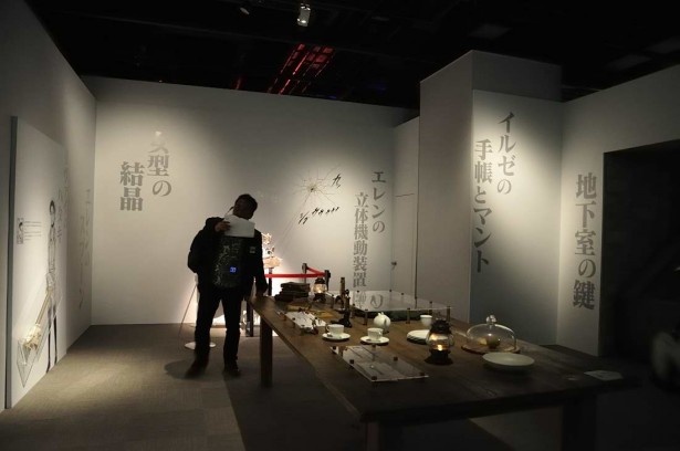 作品に登場する小道具が再現された部屋。その世界観を体感することができる