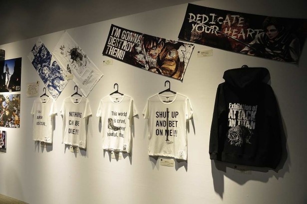 調査兵団購買部。Tシャツをはじめ様々なグッズも人気を呼びそう
