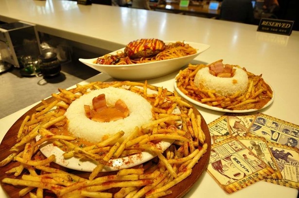カフェラボの「進撃の巨人展」限定コラボメニュー。「エレンの駆逐してやる！『チーズバーグスパゲティ2倍盛り』」（奥・2580円）など、8種類が用意されている