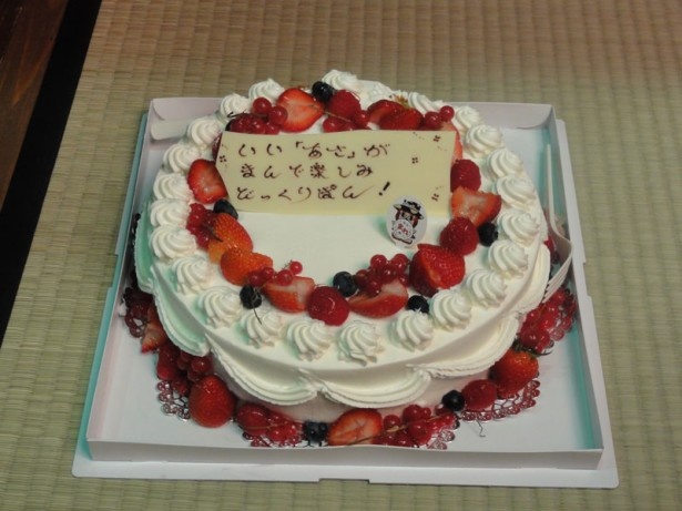 土屋から波瑠へのメッセージプレートが添えられた特製ケーキ