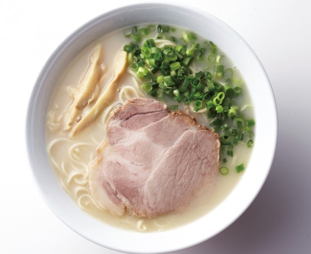 麺屋　菜々兵衛(札幌)の「鶏白湯 塩」(851円)も九州初。ミシュランガイド掲載店の一押し麺は、博多の水炊きがルーツ。鶏ガラ100％のクリーミーな味わい ※9月15日(火)～21日(祝)限定