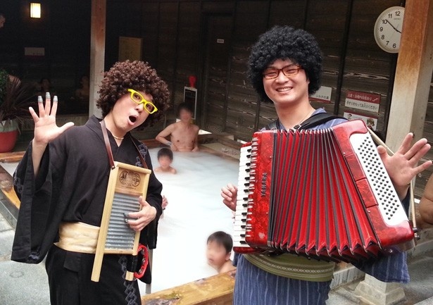 【写真を見る】アフロ姿の湯～イチとジャーバラ藤田が銭湯内を盛り上げる