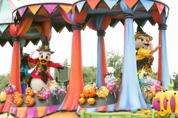 デイジーダックとクラリスは鮮やかな魔法使いの衣装を着用