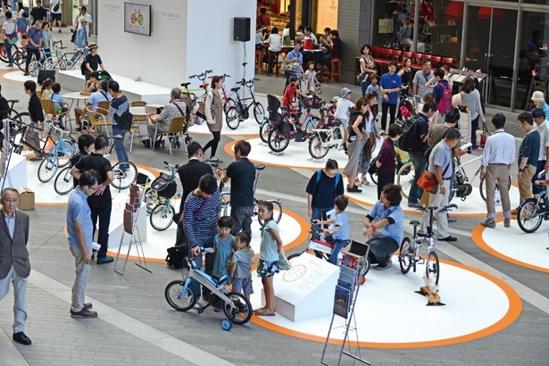【写真を見る】子供から大人まで楽しめる自転車イベントだ
