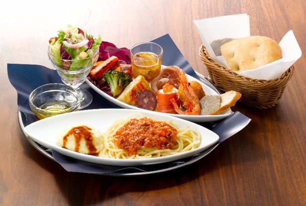 「ピアット・レガーロ 魚介のラグー～トマトベース～」(1814円)。メインのパスタには、濃厚なトマトベースで魚介を煮込んだソースを合わせている