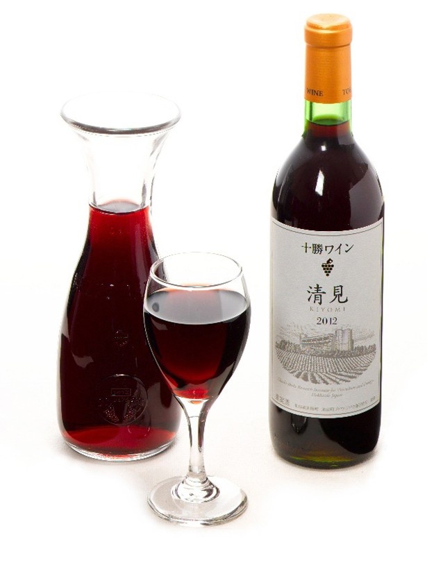 十勝ワイン「清見(きよみ)」は、豊かな酸味と軽やかな口当たりが特徴。グラスワイン(518円)、デキャンタ(2052円)、720mlボトル(2916円)と、リーズナブルに味わえる
