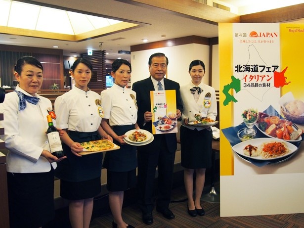 札幌で開かれたマスコミ試食会では、矢崎精二社長が自らメニューをPR。2011年に社長に就任して以来、食材の見直しやメニューの改革に取り組み、おいしさを追求し続けている