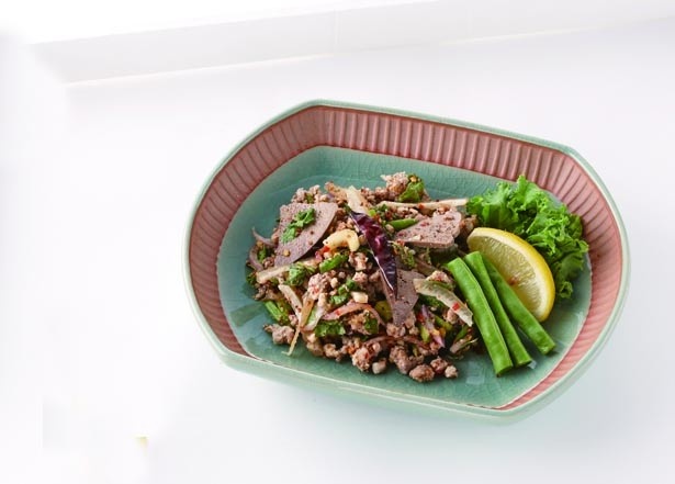 タイの「ラーブ」(1パック・864円)。豚肉や豚レバーに、ライム、ナンプラーを加えて炒め、煎った米の粉を混ぜた肉のサラダ