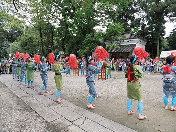 大和(おおやまと)神社の紅しで踊り