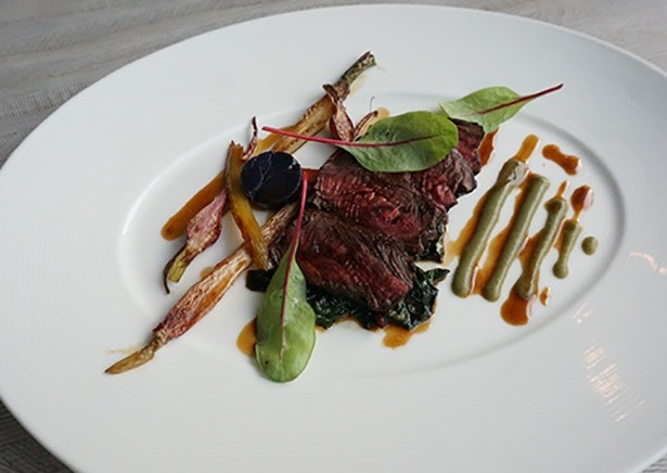 「本日の牛肉＆フダン草withグリーンペッパークーリ」。低温でじっくり焼き上げた牛肉は、肉の旨味をたっぷり味わえる