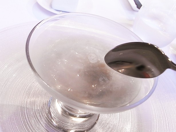まるで冬の凍りついた湖面のよう。表面の氷を割ると、風味豊かなダシをまとった、コリコリと歯ごたえのよい蝦夷アワビが