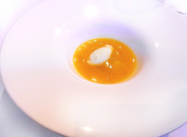 ビビッドな黄色が眩しい、黄色いトマトとキュウリのガスパチョ