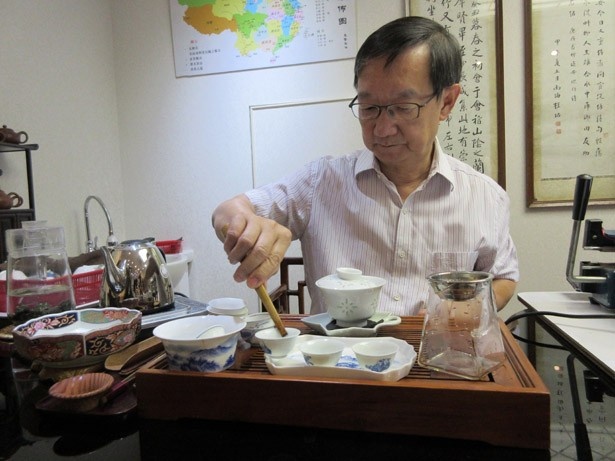 上環にある中国茶専門店「顔奇香茶坊」では中国茶の試飲も。ご主人が本場のマナーで淹れてくれるお茶でほっとひと息(住所：136 Jervois St., G/F.,Sheung Wan)