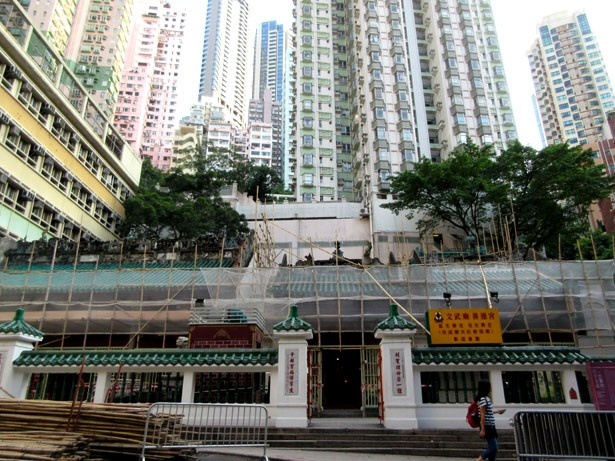 1847年に建てられた香港最古の道教寺院・文武廟には、文神と武神が祀られる。上環の高層マンションの間に、潜むように佇む。訪問時は改修中(住所：126 Hollywood Road, Sheung Wan)