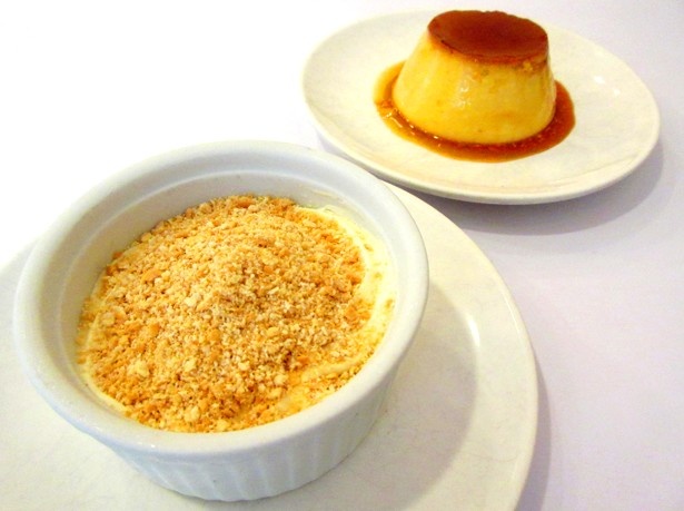 ポルトガルスイーツの「セラドゥ―ラ」(写真手前)はスイーツ好き必食の美味しさ！生クリームとコンデンスミルクを泡だて、砕いたクッキーをトッピングしたシンプルなおやつ(エスカーダ)