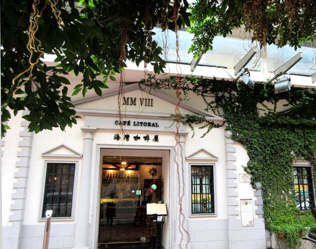 タイパにある人気のマカオ料理店「カフェ リトラル」。店内はポルトガル風のタイルが施されたおしゃれな空間(住所：Rua Do Regedor,Bloco 4 Wai Chin Kok No.53-57,Taipa,Macau)