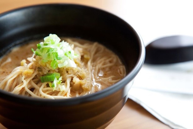 香港国際空港ラウンジ内の「ザ・ヌードル・バー」では、人気の坦坦麺やワンタン麺が味わえる