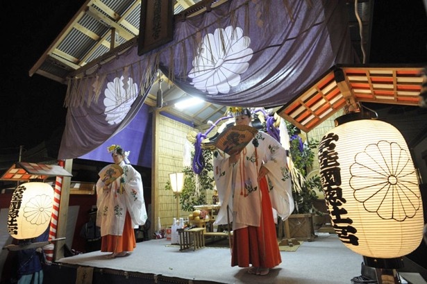 【写真を見る】奉祝祭の夜に「仮殿」で行われる巫女舞。年番町の安寧を祈り、厳かに行われる