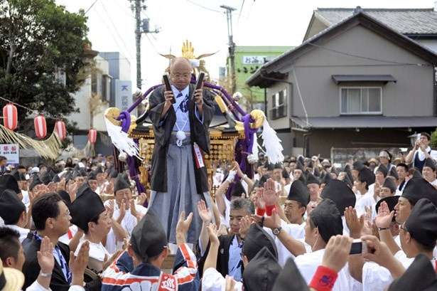年番町の仮殿に到着した大神輿。羽織姿の氏子に合わせ担ぎ手たちは三本締めを行う