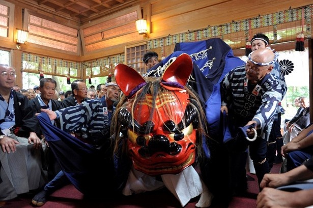 石岡の獅子舞発祥の地土橋町による「昇殿の舞」。例祭日に常陸國總社宮の拝殿で行われる
