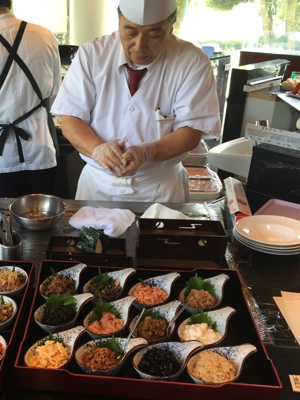 【写真を見る】目の前で握ってくれるので、出来立てが味わえるのがうれしい