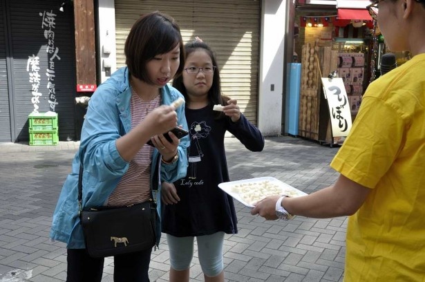 外国の観光客も「道頓堀トリオ」を試食し「おいしい」と声を上げた