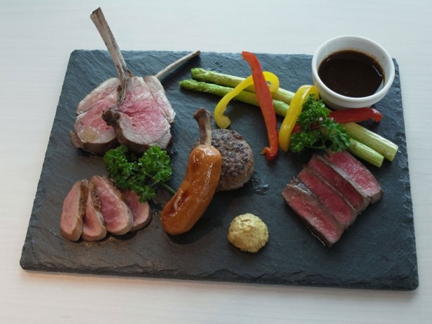 ビーフステーキなど5種類の肉を盛り合わせた「極上お肉のめぐみ」（2,500円）
