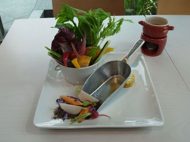 土から掘り起こしたばかりの野菜をイメージした「大地のめぐみバーニャカウダ」（1,800円）