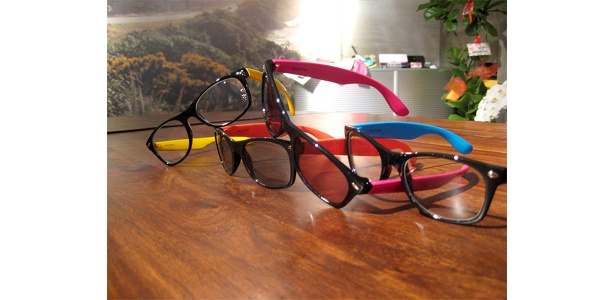 ふちがカラフルなTOYメガネ（6300）はサングラスもあり、それぞれ4色展開