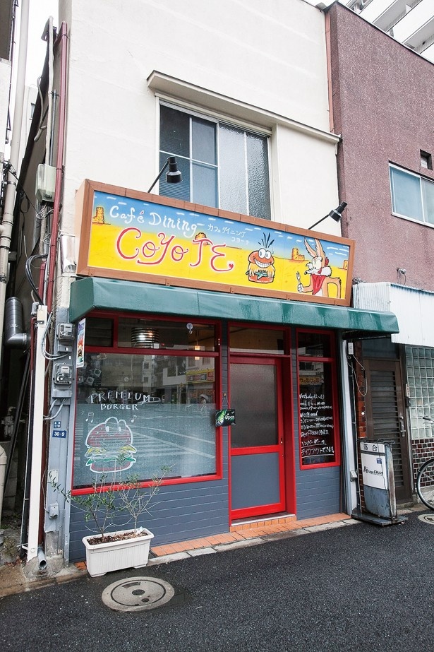 看板にコヨーテが描かれた、入りやすいポップな外観。テイクアウトもOKだ(COYOTE)