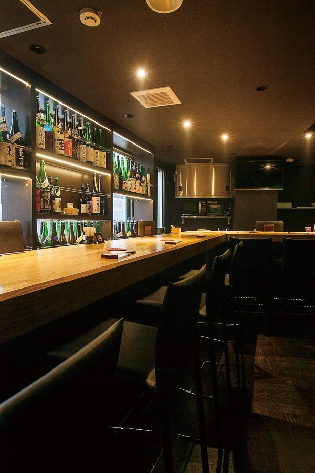 バーらしいシックな店内。店名の“リビリビ”とはカエルの鳴き声のこと(日本酒BAR ribbit ribbit)