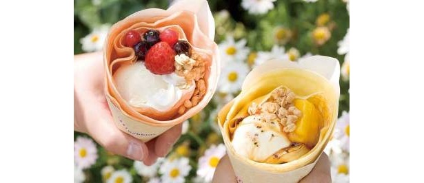 ママの手焼きクレープ。いちご＆ブルーベリー￥600（左）と、隠し味にブラックペッパーを使ったアップル＆マンゴー￥600（右）の2種類※「アミティ・アイスクリーム」にて販売