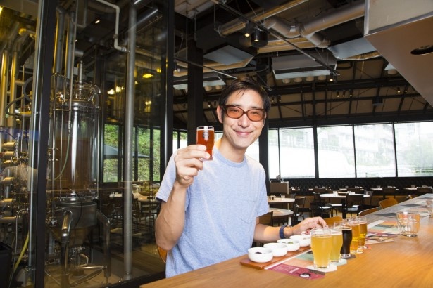 この撮影時、朝8時30分。「1時間ほど前まで昨晩からずっと高校の同級生と飲んでたんですが、ここは早朝から開いてるので二日酔いが始まる前にもう一度飲めますね」（小宮山編集長）