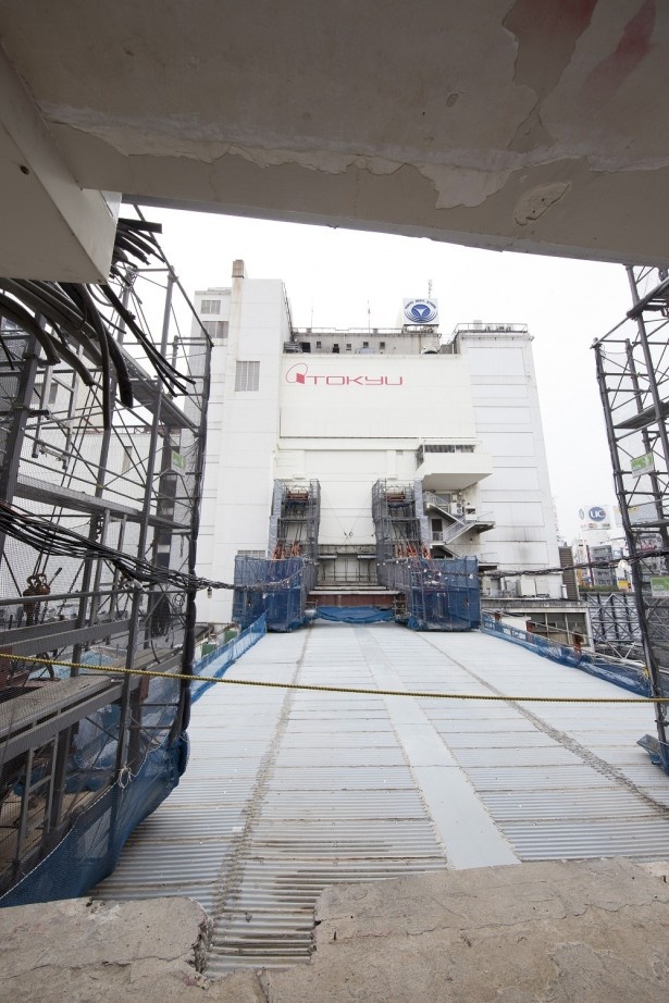 今回の解体工事の中でも特に難しいのがこちら。真下を通る銀座線に影響を与えずに上の鉄橋部分を解体して行く超難易度の作業