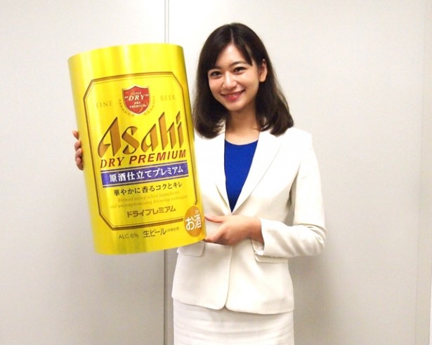 【写真を見る】第29代アサヒビールイメージガールの西田有沙さんが福岡Walker編集部を訪れ、商品のPRを行った