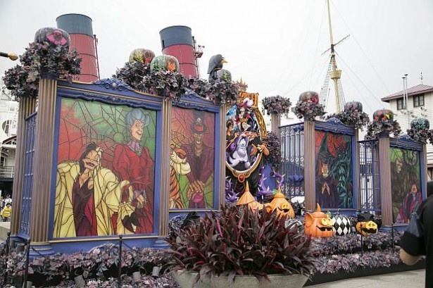東京ディズニーシーでは、“ヴィランズ一色の、クールで妖しいハロウィーン”がテーマのイベントを開催中