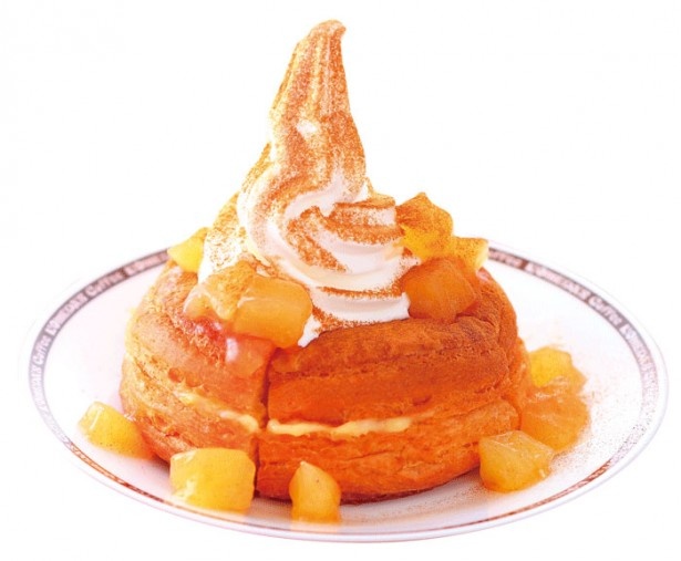 【写真を見る】デニッシュの中にはカスタードクリームを挟み、上にはリンゴをゴロゴロとトッピング。食欲の秋にぴったりの贅沢な仕上がりだ