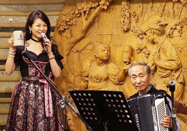 琵琶湖ホテルではアコーディオンと歌の演奏を行う