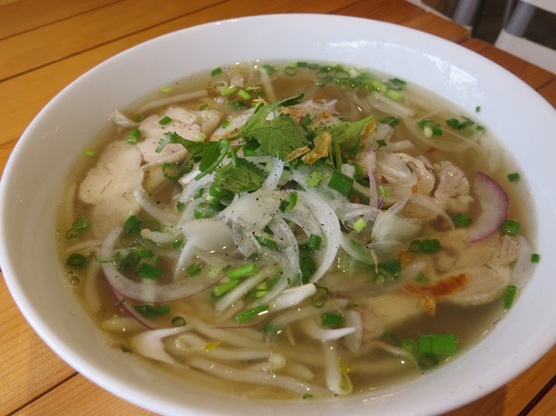 フードコーナーにはベトナム料理を代表する平たい米粉麺を使った「フォー」も！