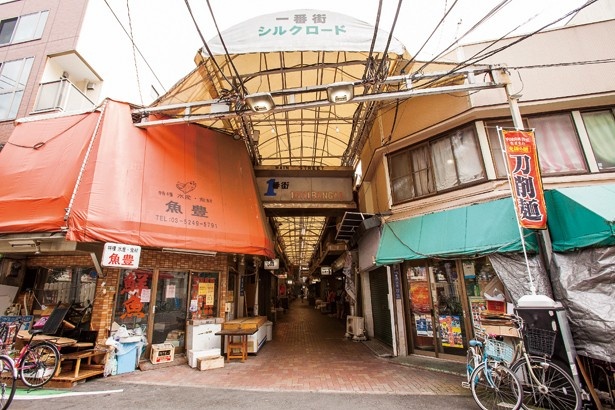 【写真を見る】飲み屋がひしめくアーケード街｢シルクロード｣。はしご酒の定番コースだ