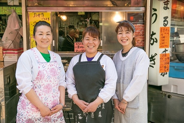 午前中からにぎわう「まるます屋」は、いつも明るく元気なスタッフが笑顔で迎え入れてくれる