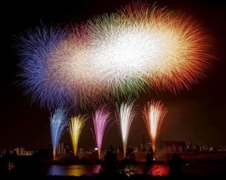 赤羽の空を照らす約5000発の花火の宴