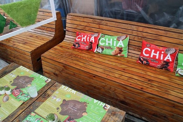 店内の様子。栄養機能食品「しぜん食感 CHiA」がモチーフになったクッションがかわいい